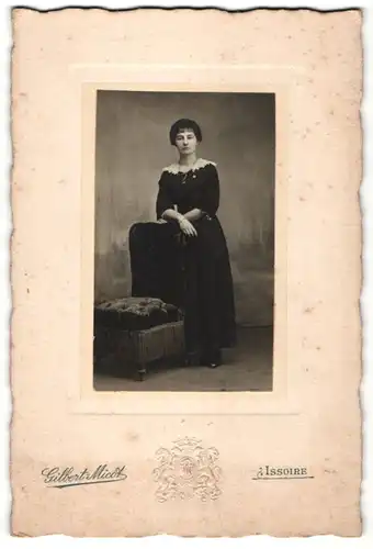 Fotografie Gilbert-Micot, Issoire, Portrait junge Dame in festlicher Garderobe