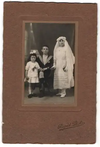 Fotografie Rapid, unbekannter Ort, Portrait Mädchen in festlichem Kleid mit Schleier, Bub und kleines Mädchen