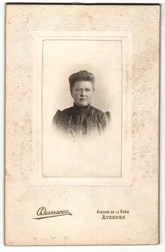 Fotografie Desmarez, Avesnes, Portrait Frau mit zeitgenöss. Frisur