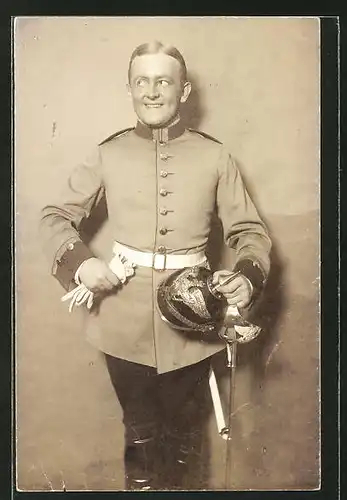 AK lächelnder, deutscher Soldat mit Pickelhaube, Uniformfoto