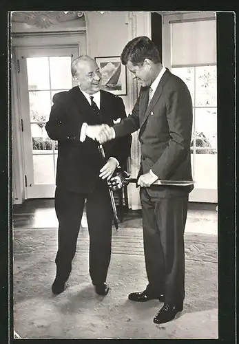 AK Präsident Kennedy der USA reicht einem Mann die Hand