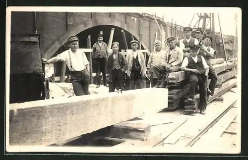 AK Arbeiter beim Strassenbau neben einer Brücke