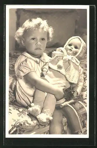 AK Kleinkind mit Puppe im Arm