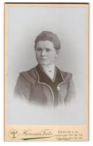 Fotografie Hermann Tietz, Berlin-SW, Portrait Frau mit zusammengebundenem Haar
