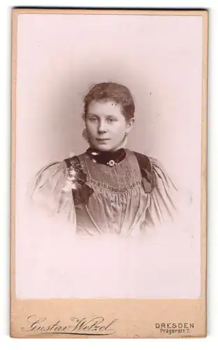 Fotografie Gustav Wetzel, Dresden, Portrait Mädchen mit zusammengebundenem Haar
