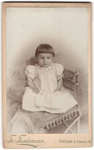 Fotografie Tr. Friedmann, Dresden-A, Portrait Kleinkind in Kleidchen
