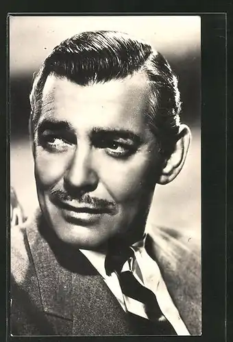 AK Schauspieler Clark Gable im Anzug zur Seite schauend