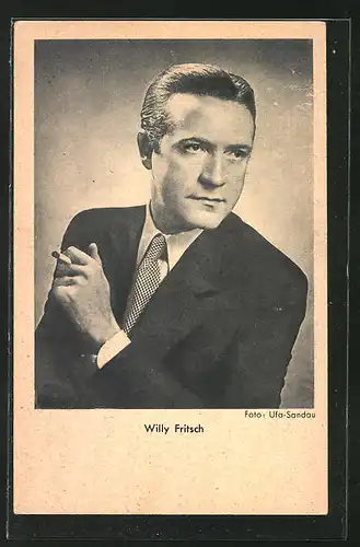 AK Schauspieler Willy Fritsch mit Zigarette ernst zur Seite schauend