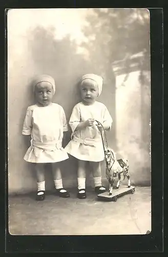 AK zwei kleine Mädchen mit Schaukelpferd