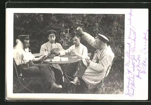 AK Soldaten beim Kartenspiel am Tisch sitzend
