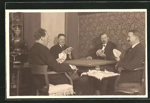 AK vier Männer beim Kartenspiel