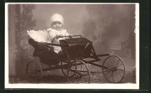 Foto-AK Kind mit heller Mütze im Kinderwagen