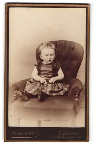 Fotografie Fritz Ette, Eisleben, Portrait kleines Mädchen in Kleidchen