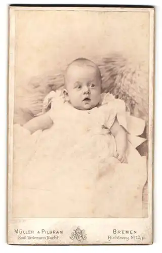 Fotografie Müller & Pilgram, Bremen, Portrait Säugling mit aufmerksamen Augen