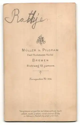 Fotografie Müller & Pilgram, Bremen, Portrait Säugling mit aufmerksamen Augen