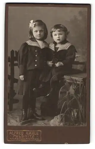 Fotografie Alfred Kahle, Pulsnitz, Portrait zwei Kinder in Matrosenkostümen