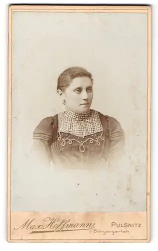 Fotografie Max Hoffmann, Pulsnitz, Portrait Frau mit zurückgebundenem Haar