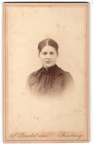 Fotografie S. Gerschel aîné, Strasbourg, Portrait Frau mit zusammengebundenem Haar