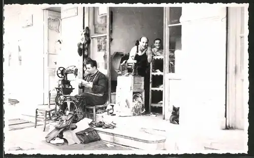 Fotografie Griechischer Schuhmacher mit Singer Nähmaschine bei der Arbeit