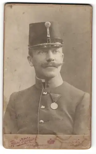 Fotografie Hans Makart, Wien, Portrait Österreichischer Soldat mit Orden