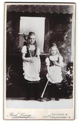 Fotografie Paul Lange, Hainichen i. S., Mädchen im Karnevalskostüm mit Harke