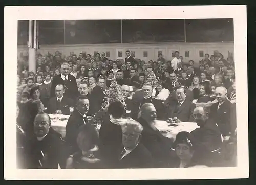 Fotografie Fotograf unbekannt, Ansicht Wien, Kardinal Erzbischof Innitzer während der Christbaumfeier 1932