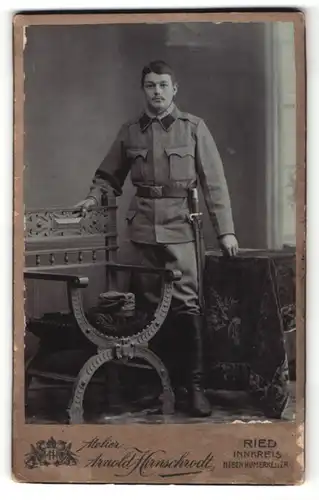 Fotografie Arnold Hirnschrodt, Ried, Portrait Soldat mit Seitengewehr, Bajonett