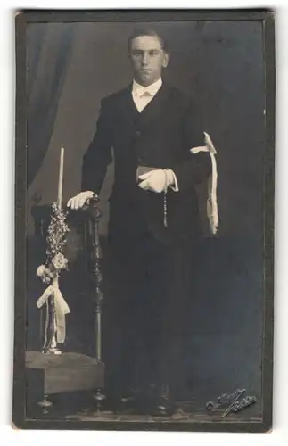 Fotografie R. Mayer, Erstein, Portrait junger Herr in festlichem Anzug mit Ärmelschleife