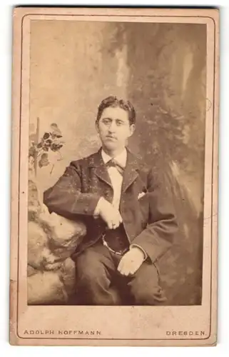Fotografie Adolph Hoffmann, Dresden, Portrait junger Herr in Anzug