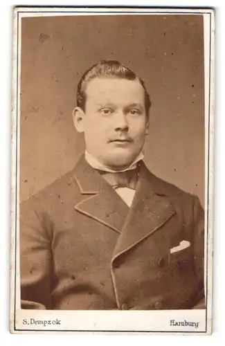 Fotografie S. Dempzok, Hamburg, Portrait junger Mann mit zurückgekämmtem Haar