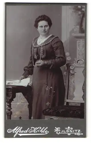 Fotografie Alfred Kohle, Pulsnitz, Portrait Frau in Kleid
