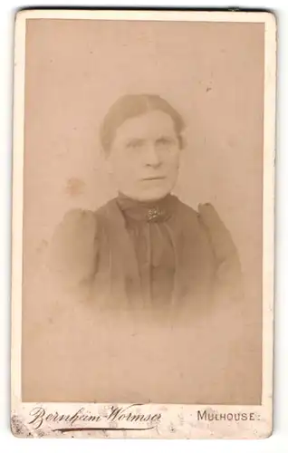 Fotografie Bernheim-Wormser, Mulhouse, Portrait Frau mit zusammengebundenem Haar