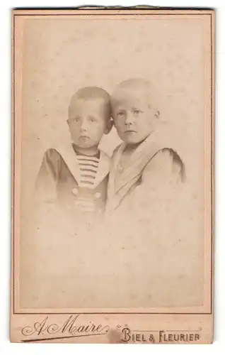 Fotografie A. Maire, Biel & Fleurier, Portrait zwei Knaben, Brüder