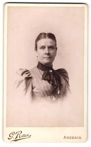 Fotografie G. Rau, Ansbach, Portrait Dame mit zusammengebundenem Haar