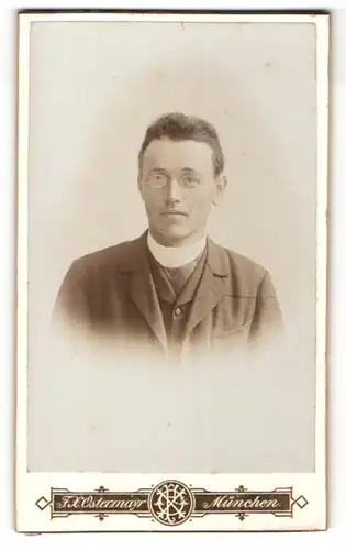 Fotografie F. X. Ostermayer, München, Portrait junger Mann mit Brille