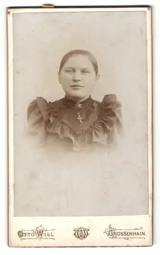 Fotografie Otto Will, Grossenhain, Portrait junge Frau mit Kruzifix
