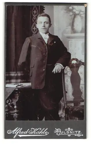 Fotografie Alfred Kahle, Pulsnitz, Portrait junger Herr in Anzug