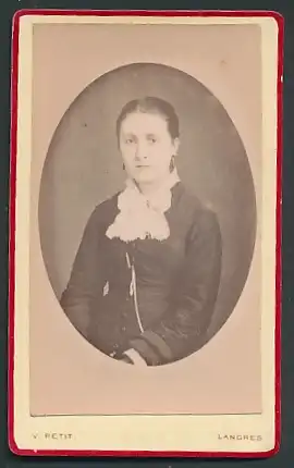 Fotografie V. Petit, Langres, Portrait junge Dame mit zusammengebundenem Haar