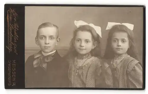 Fotografie Herm. Lindenberg, Meissen-R, Portrait Bub und zwei Mädchen mit Haarschleife