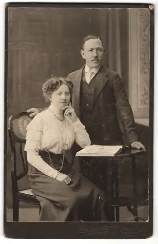 Fotografie E. Kregeloh, Mannheim, Portrait junges bürgerliches Paar