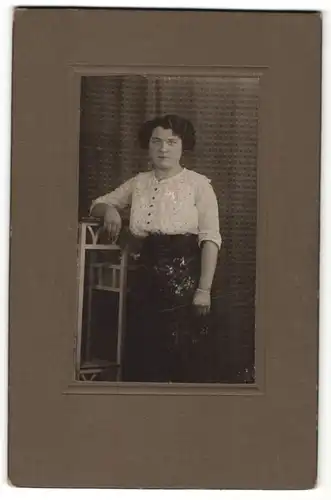 Fotografie unbekannter Fotograf und Ort, Portrait junge Dame mit Hochsteckfrisur