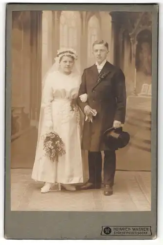 Fotografie Heinrich Wagner, Ehrenfriedersdorf, Portrait Hochzeitspaar in festlicher Garderobe, Braut und Bräutigam