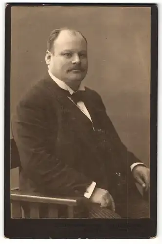 Fotografie Walter Kretschmer, Magdeburg, Portrait bürgerlicher Herr