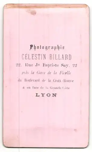 Fotografie Célestin Billard, Lyon, Portrait junger Mann in zeitgenöss. Garderobe