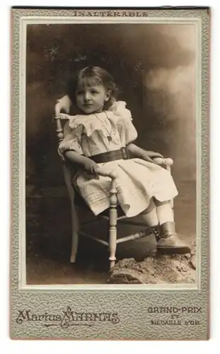 Fotografie Marius Marnas, St. Etienne, Portrait kleines Mädchen in Kleidchen