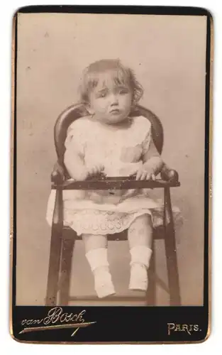 Fotografie van Bosch, Paris, Portrait Kleinkind in Kindersitz