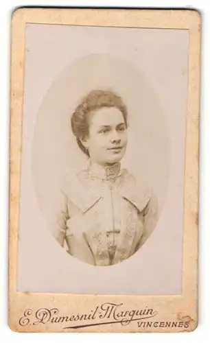 Fotografie E. Dumesnil-Marguin, Vincennes, Portrait junge Frau mit zusammengebundenem Haar