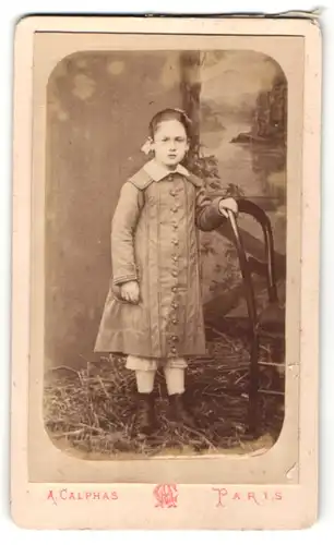 Fotografie A. Calphas, Paris, Portrait Mädchen in zeitgenöss. Kleidung