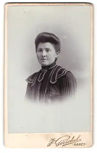 Fotografie J. Gerschel, Nancy, Portrait junge Frau mit Hochsteckfrisur