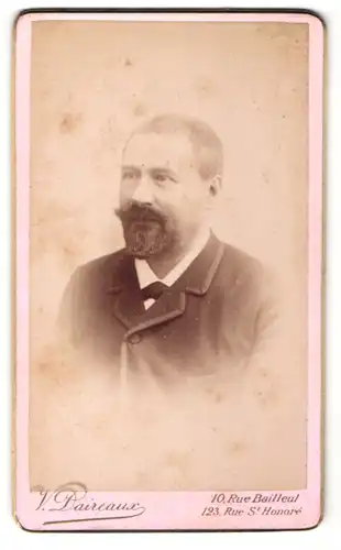 Fotografie V. Daireaux, Paris, Portrait freundlicher Herr mit Vollbart und kurzem Haar